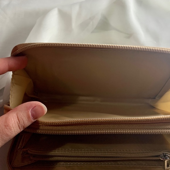 Spacious Guess Wallet - Picture 10 of 10